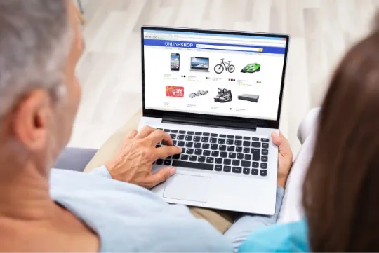 Online Shopping und Buchen macht unabhängig im Alter. Workhops Digitalkompetenz für SeniorInnen.